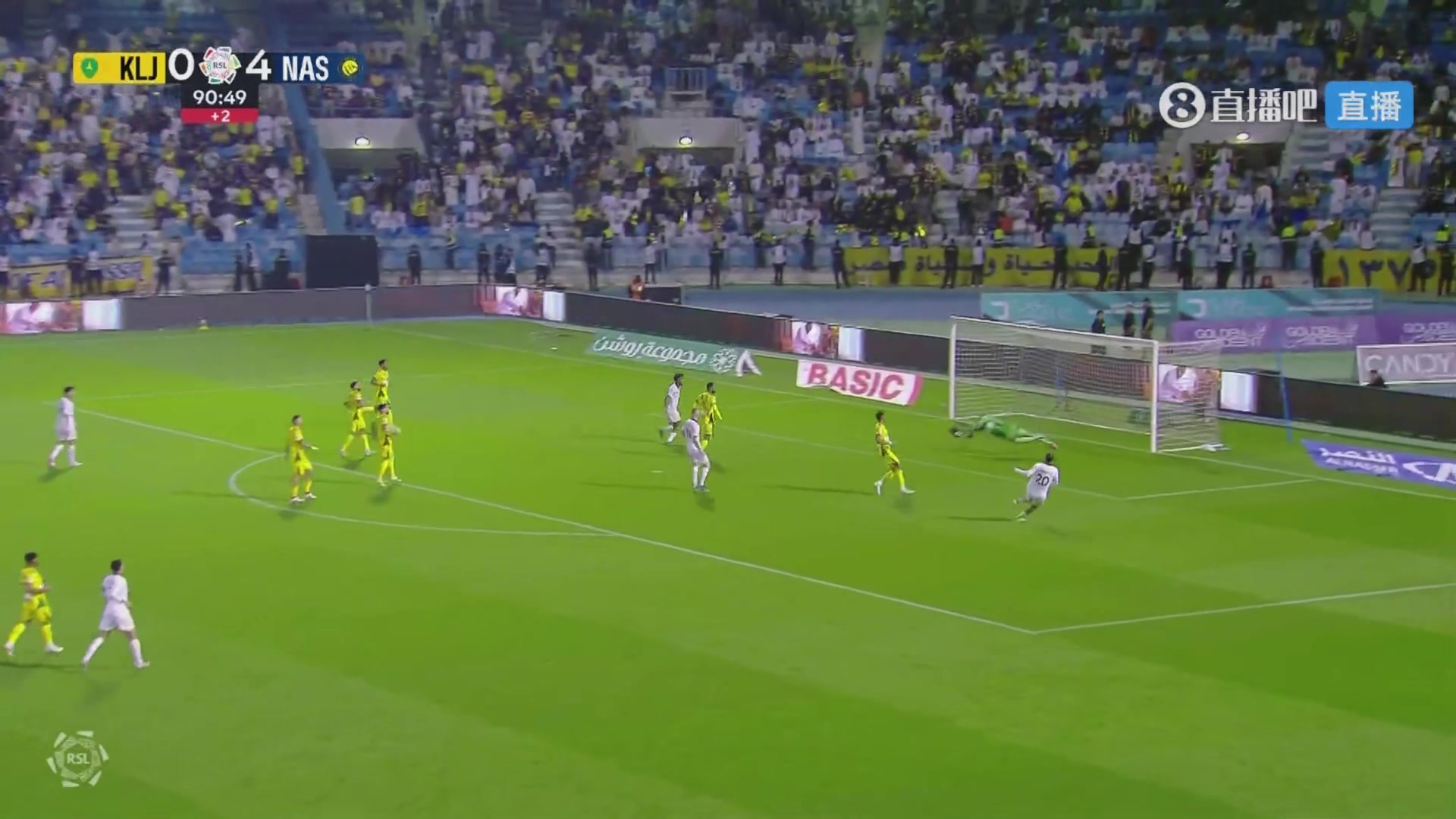 王钰栋遭夹击头部受创 起身后向主裁投诉未果