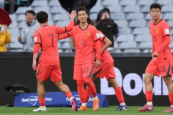 韦世豪三十而立 从问题少年到国足前场支点