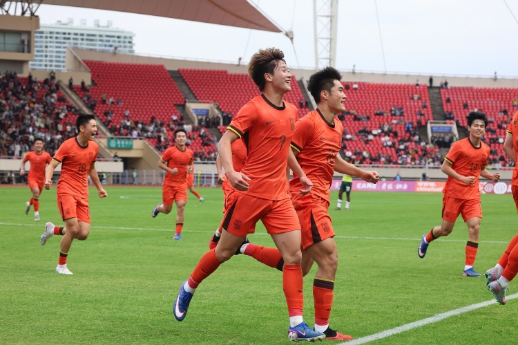 U19国足首秀10397人见证 杨铭锐补射一锤定音