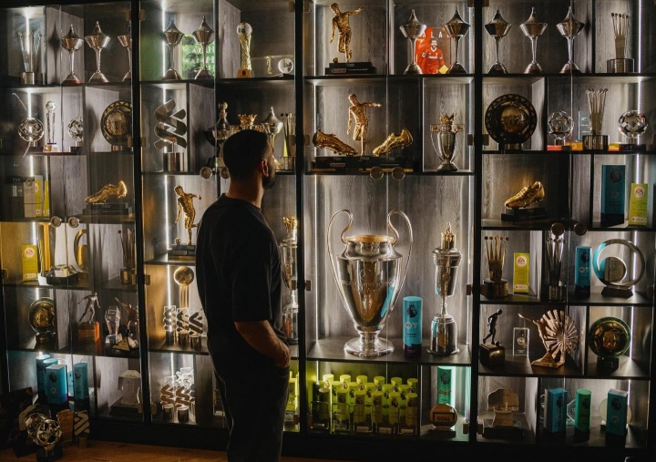 萨拉赫社媒晒奖杯柜定格红军九年 435场255球揽九冠四金靴