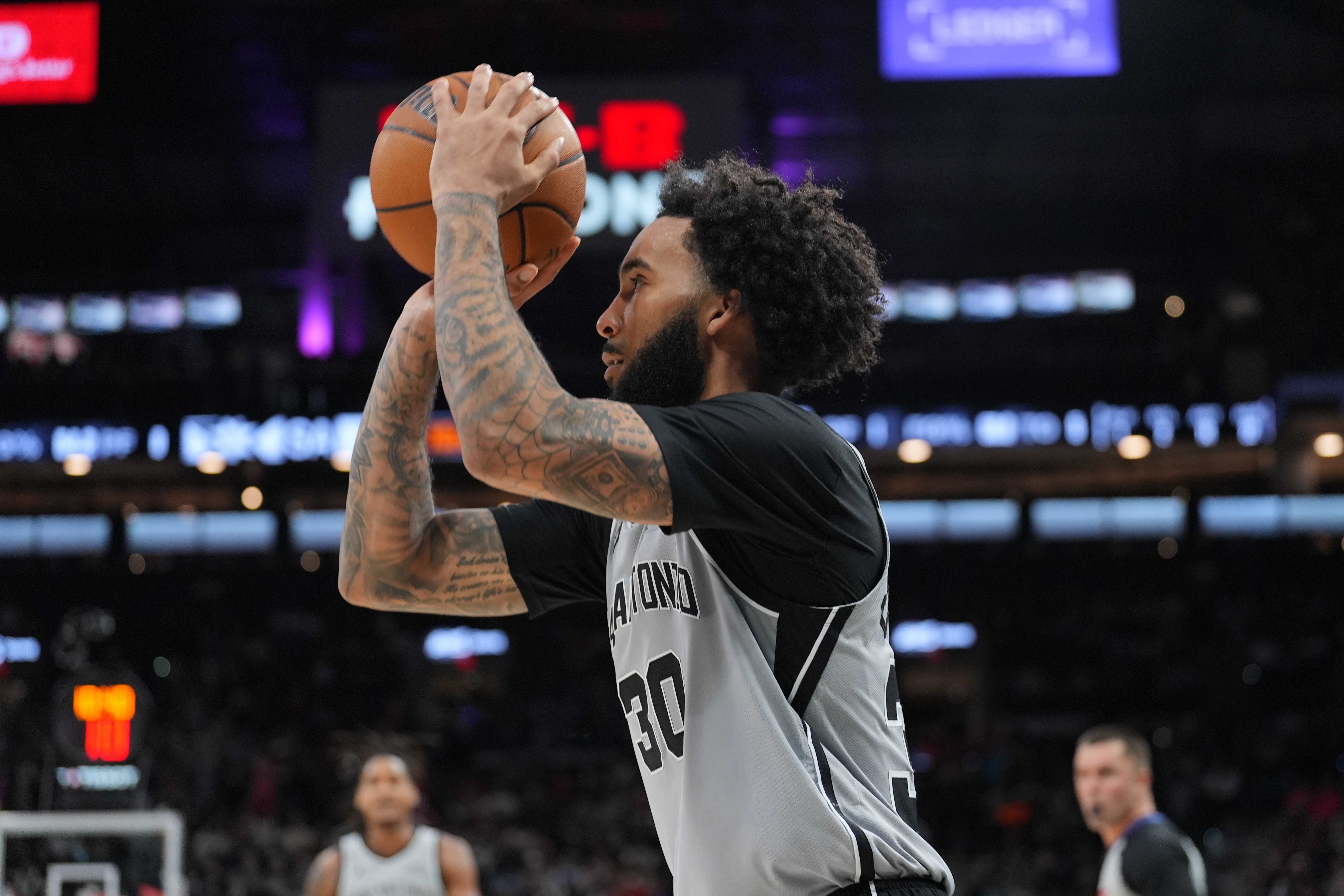 尚帕尼三分总数迫近队史纪录 距丹尼·格林仅差13球