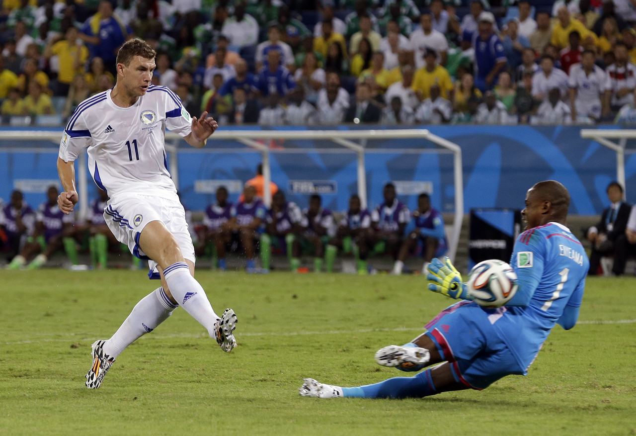 波黑主场限流9000人 周边居民出租阳台供球迷观战