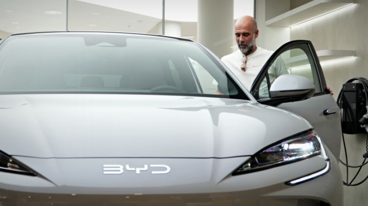 瓜迪奥拉巴塞罗那提车 中国品牌纯电座驾 瓜迪奥拉巴塞罗那提车 中国品牌纯电座驾