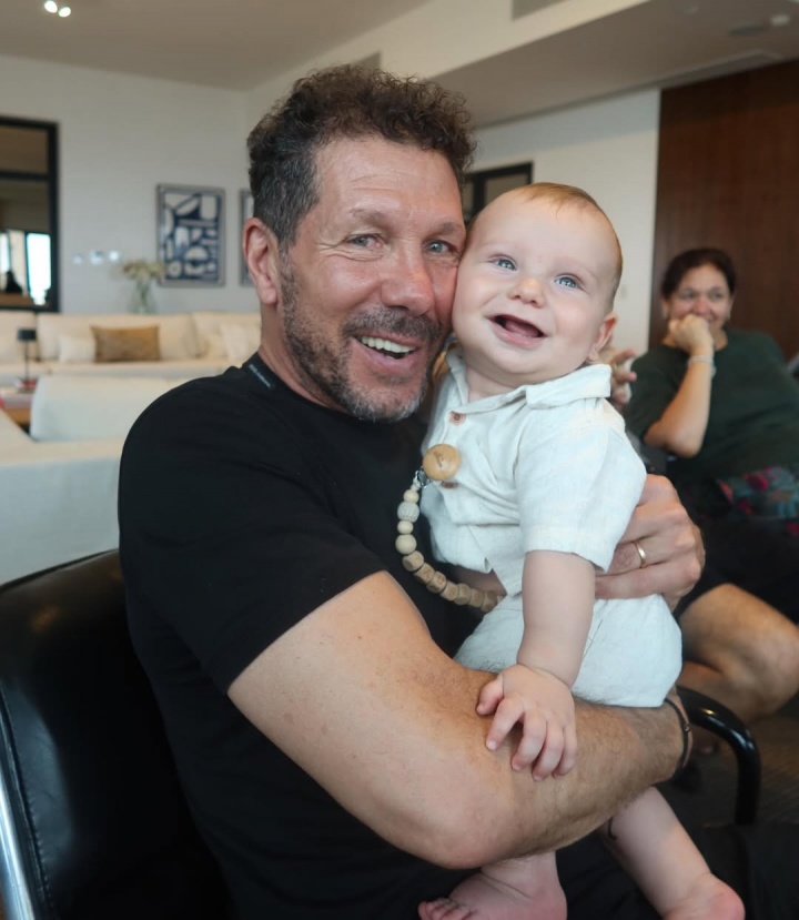 国际比赛日西蒙尼返阿 家庭合影三代同堂