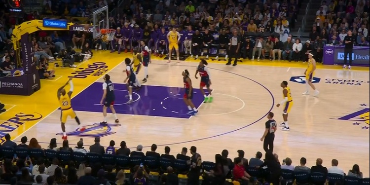 詹姆斯首节连取6分 滑翔拉杆展现身体控制