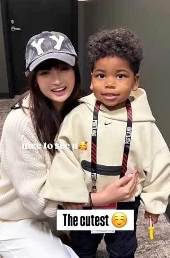 杨瀚森女友场边互动引关注 韩乔生评其NBA情商