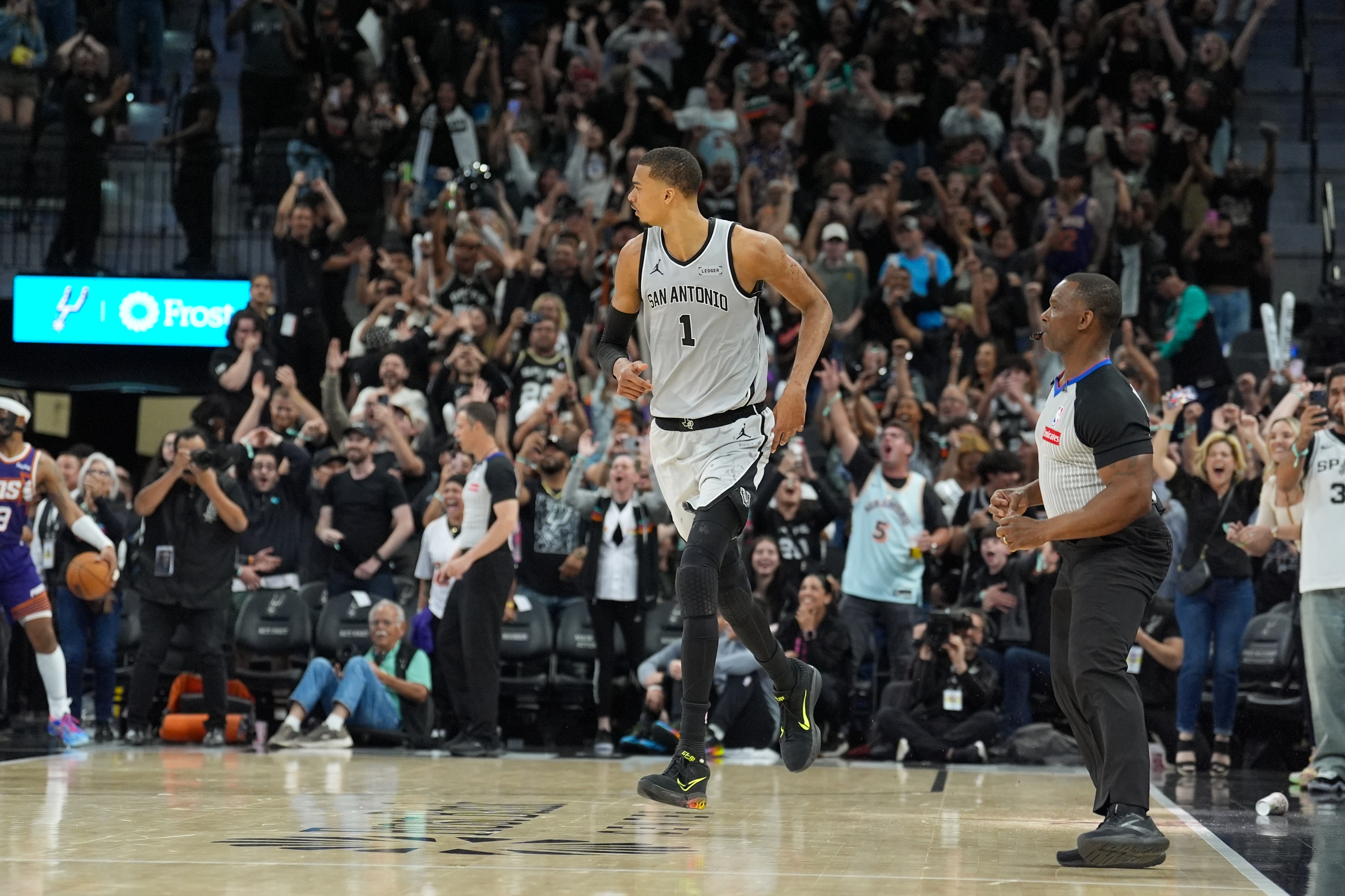 文班亚马8分31秒速取两双 历史第三快仅次瓦兰博班