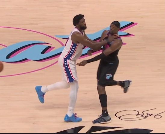 恩比德防守动作失当单手触及阿德巴约颈部 裁判认定普通犯规