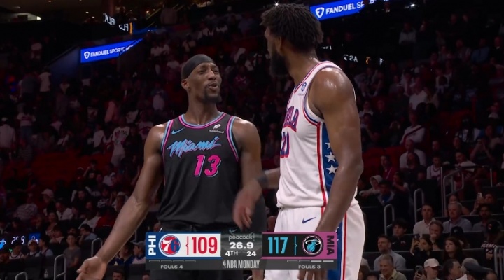 恩比德防守动作失当单手触及阿德巴约颈部 裁判认定普通犯规