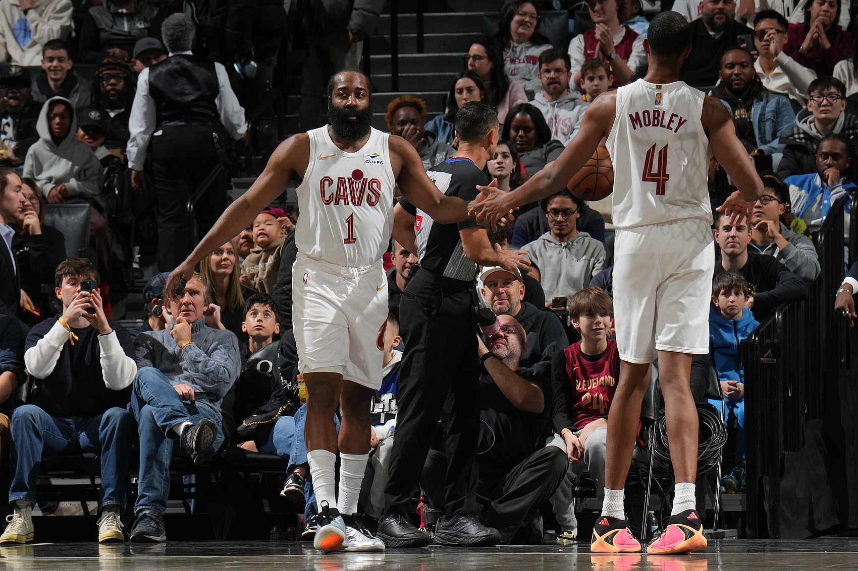 莫布里高效34+17 赛后直言哈登传球隐蔽精妙