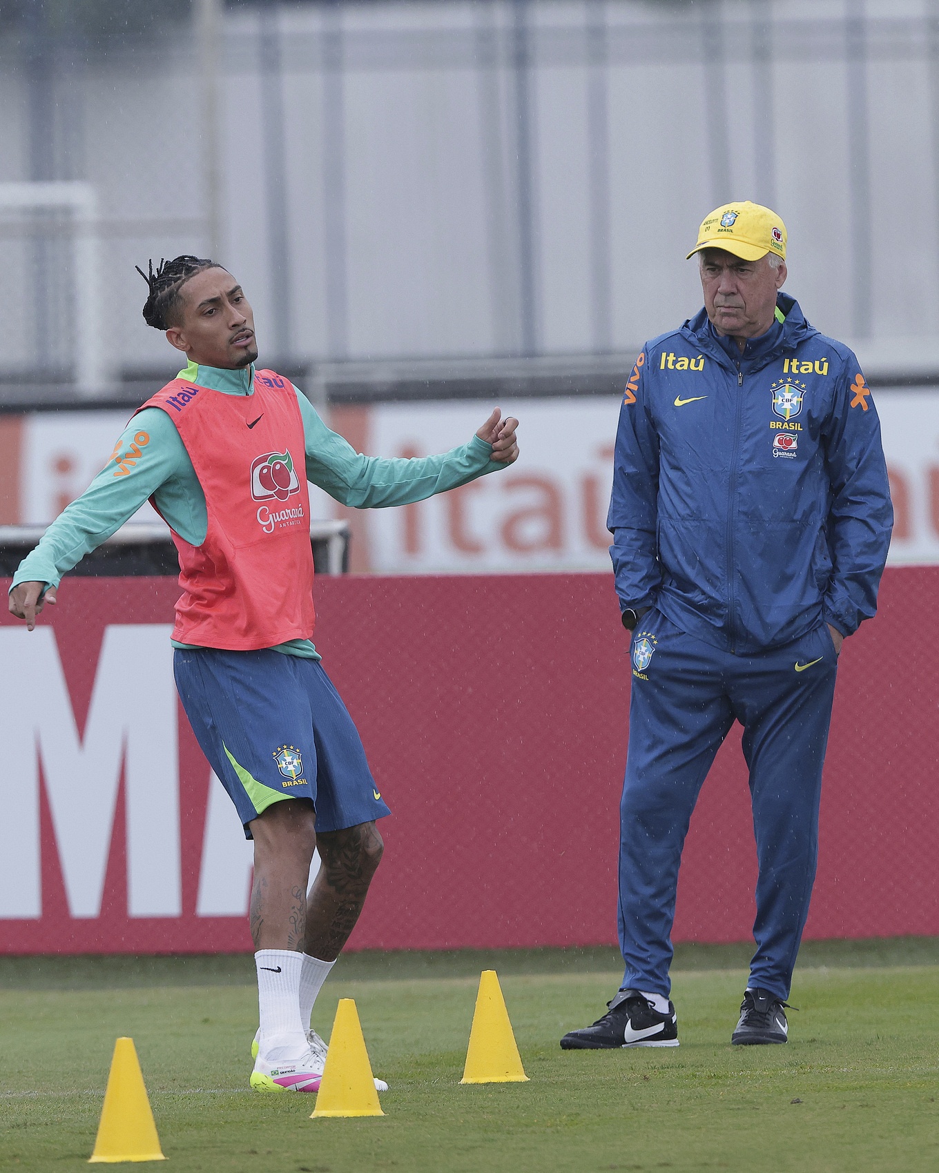 拉菲尼亚伤缺五周 每体曝伤情与巴西队内地位认知偏差有关