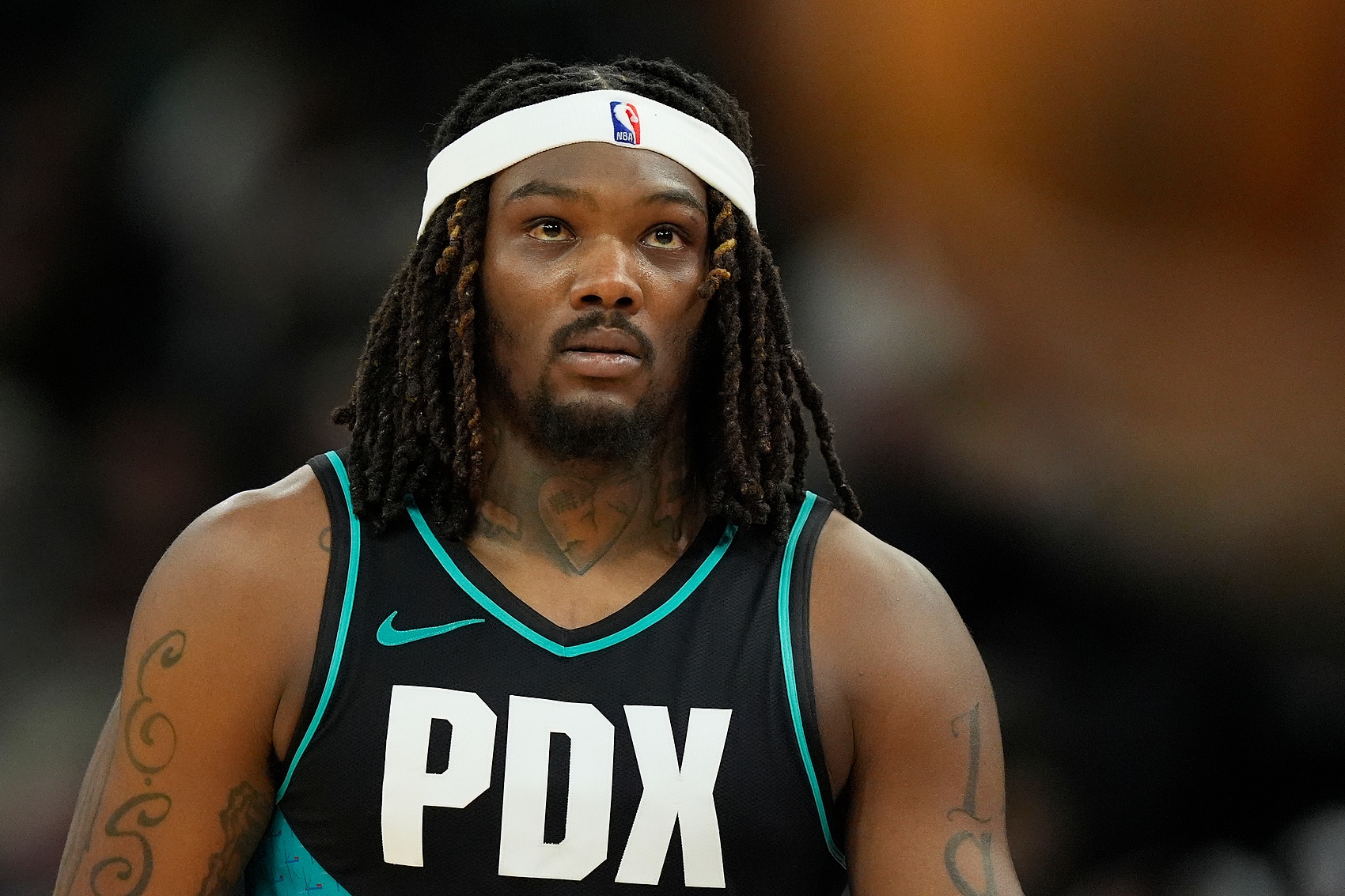 罗威半场高效3中3贡献6+5+2帽 开拓者内线压制快船