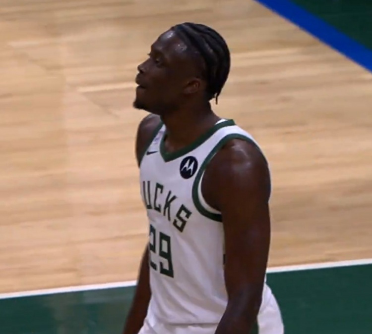 字母弟雄鹿首秀获3分 字母哥自曝紧张到手心出汗 字母弟雄鹿首秀获3分 字母哥自曝紧张到手心出汗