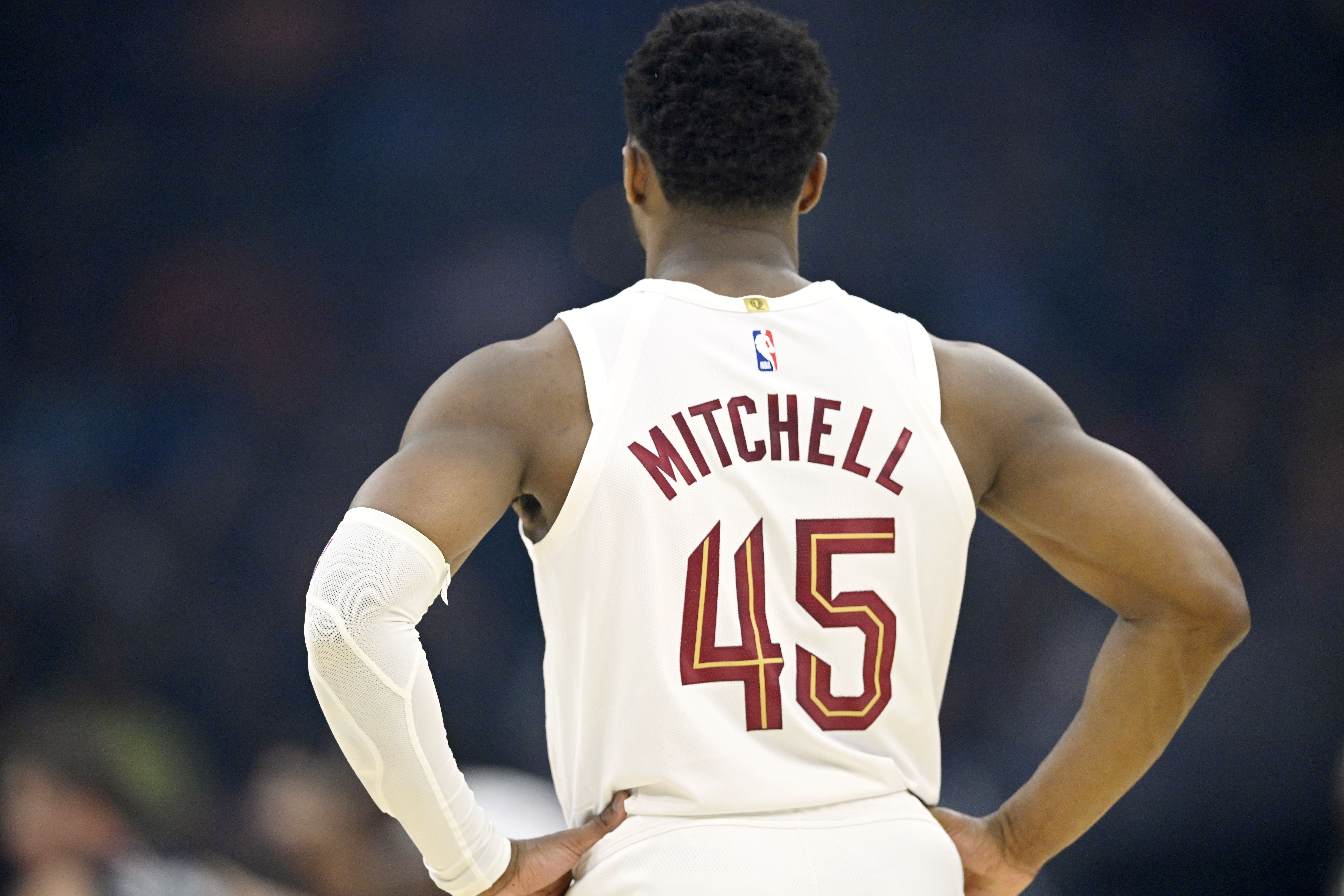 米切尔半场6中1仅得2分 骑士落后湖人12分