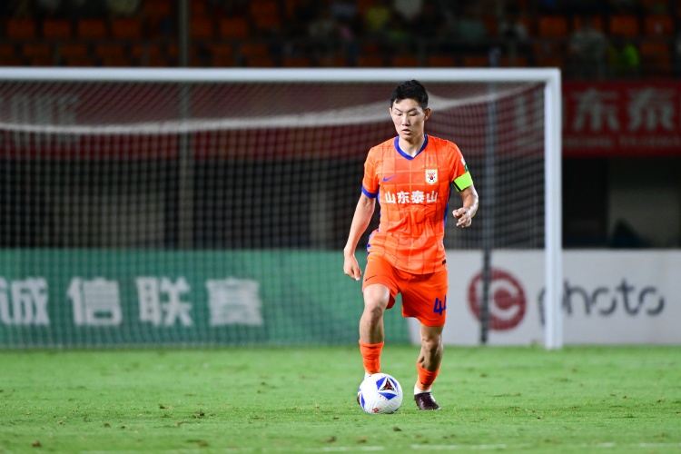 泰山战大连赛前发布会 宿茂臻携小将史松宸出席