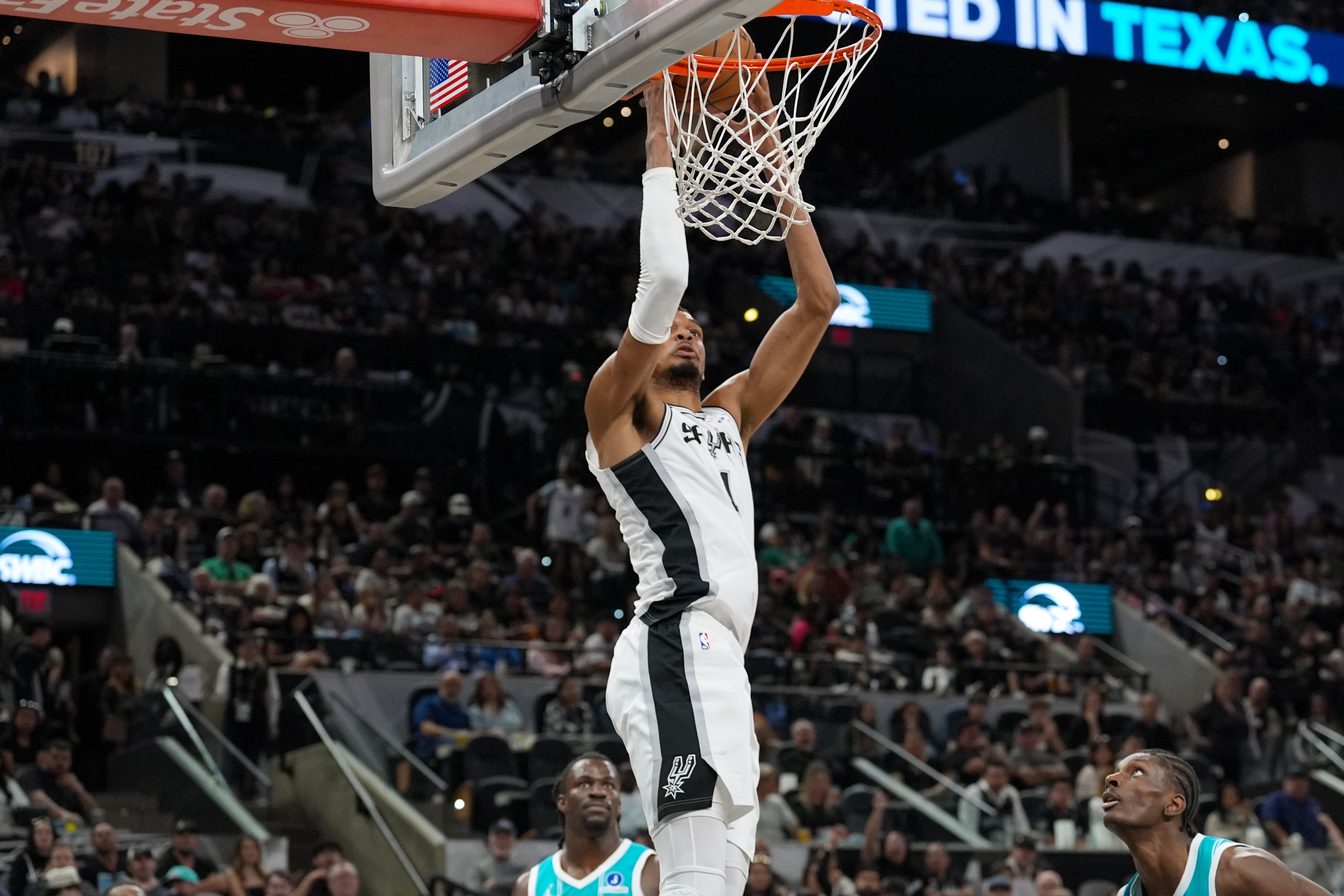 文班亚马41分18板0失误 赛后反思提升需兼顾全局