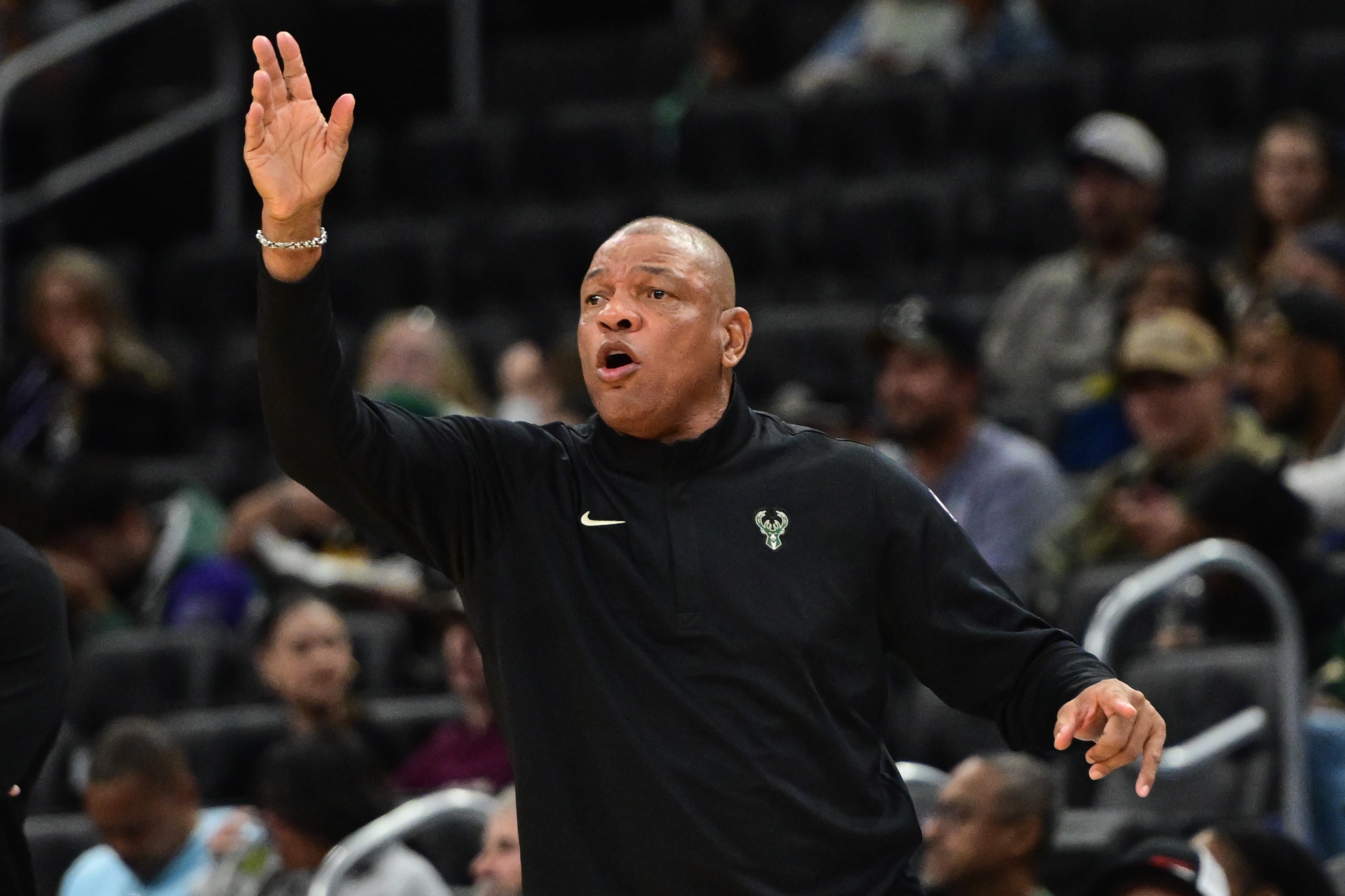 雄鹿第三节三分雨难掩两分冰点 单节外线15中10仍落后火箭 雄鹿第三节三分雨难掩两分冰点 单节外线15中10仍落后火箭