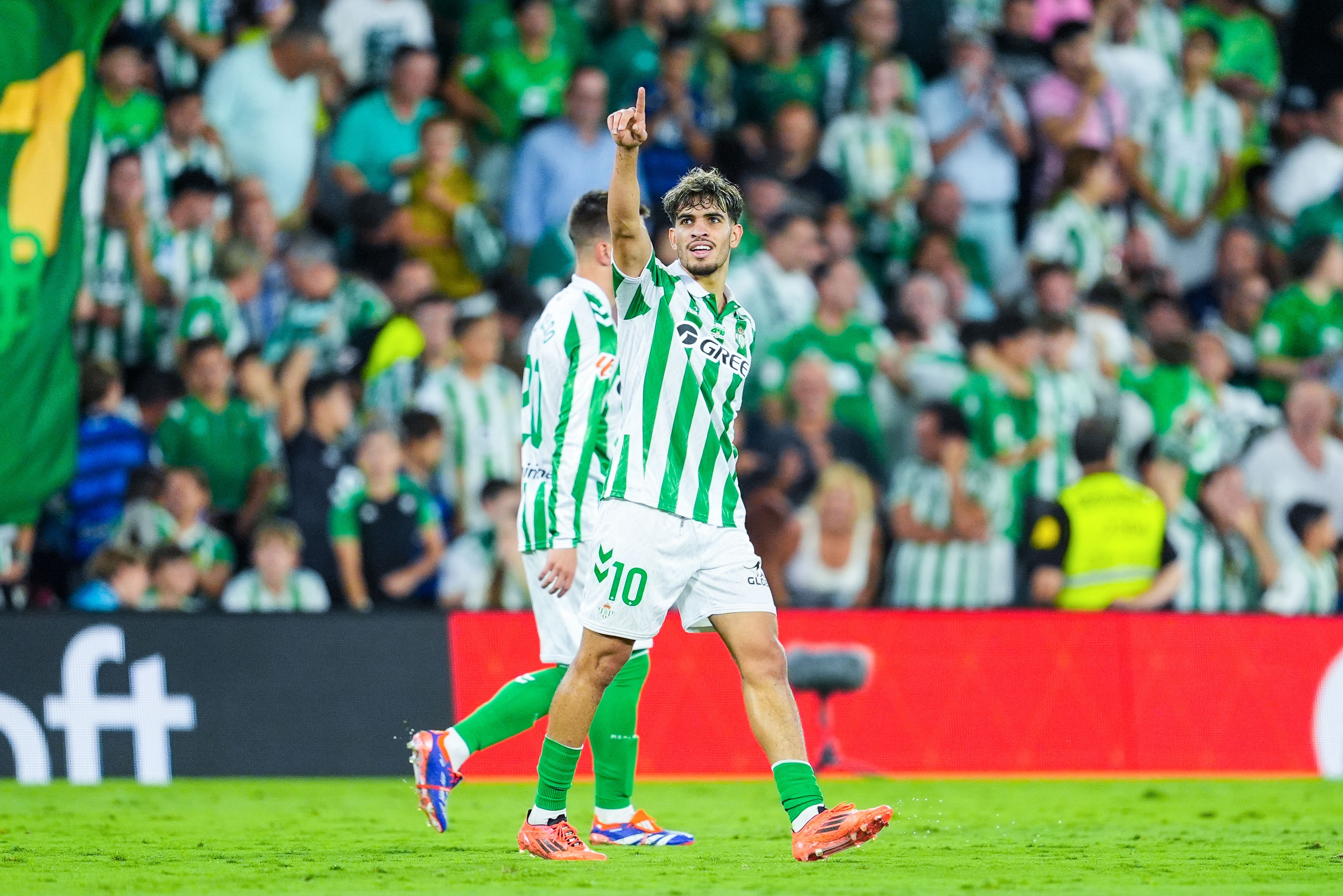 巴萨夏窗锋线补强计划曝光 回购条款锁定阿布德 拉什福德去留成关键变量