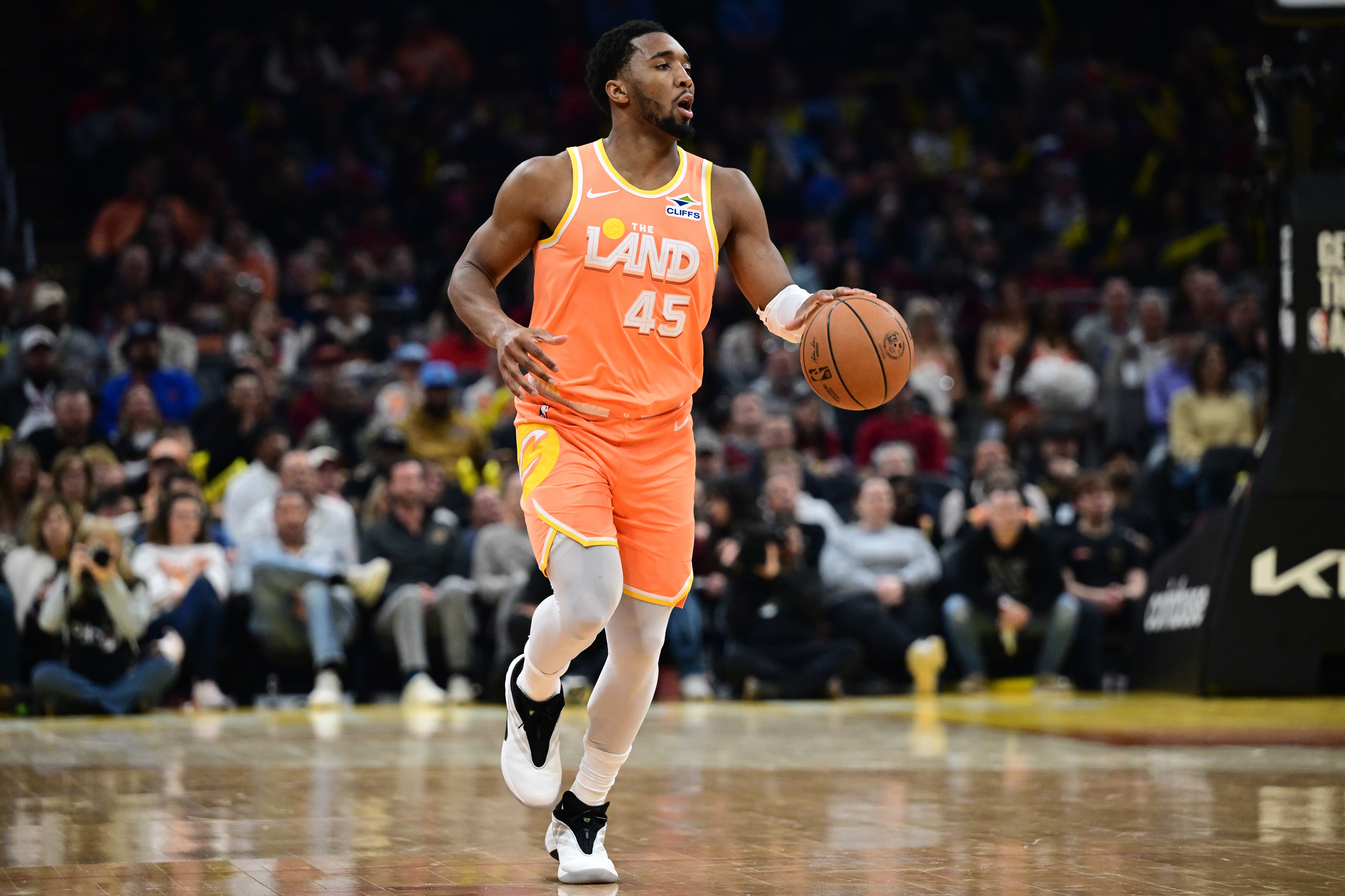 米切尔续约骑士细节曝光 球队顶级营养配置成关键因素