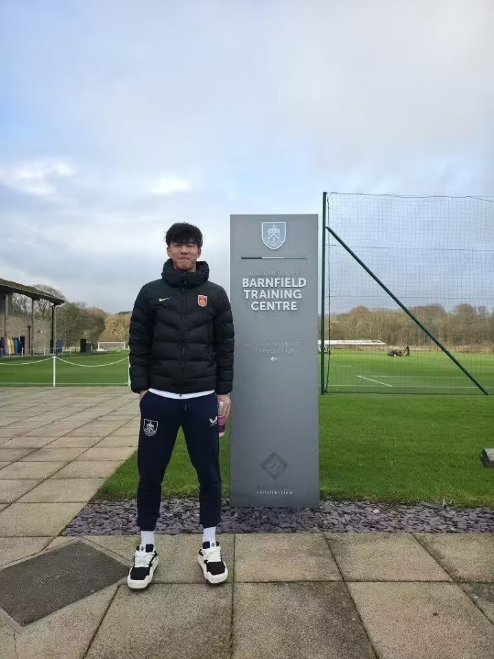 伯恩利引援名单张家鸣居首 媒体人析英语能力与家庭理念成关键