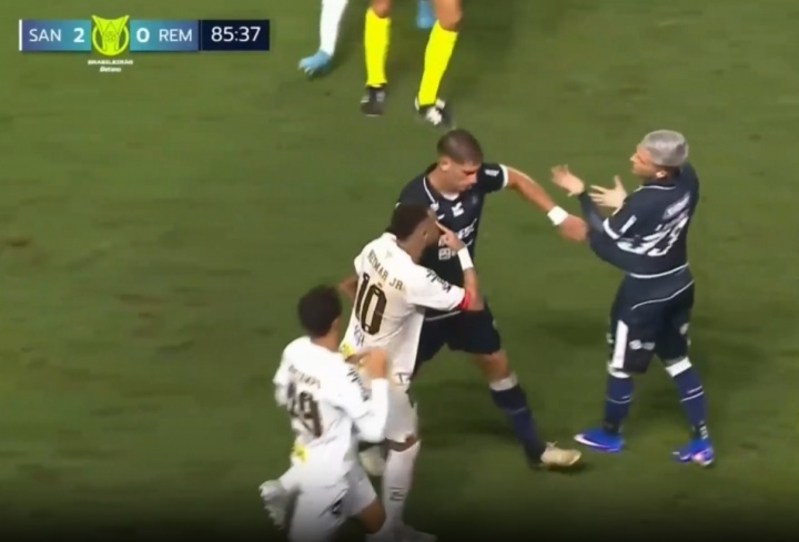 内马尔遭连续侵犯后冲突染黄 赛后怒斥主裁想当主角