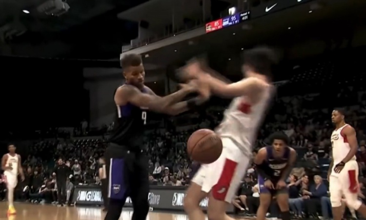 杨瀚森自曝冲突细节 垃圾话诱骗对手技犯 杨瀚森自曝冲突细节 垃圾话诱骗对手技犯