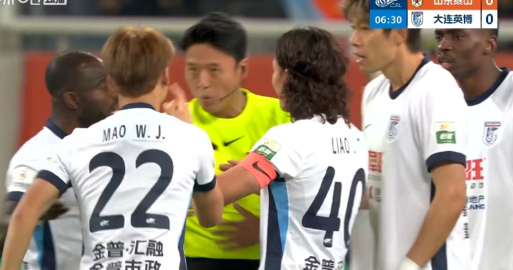 德尔加多争议动作锁喉毛伟杰 当值主裁未予出牌 德尔加多争议动作锁喉毛伟杰 当值主裁未予出牌