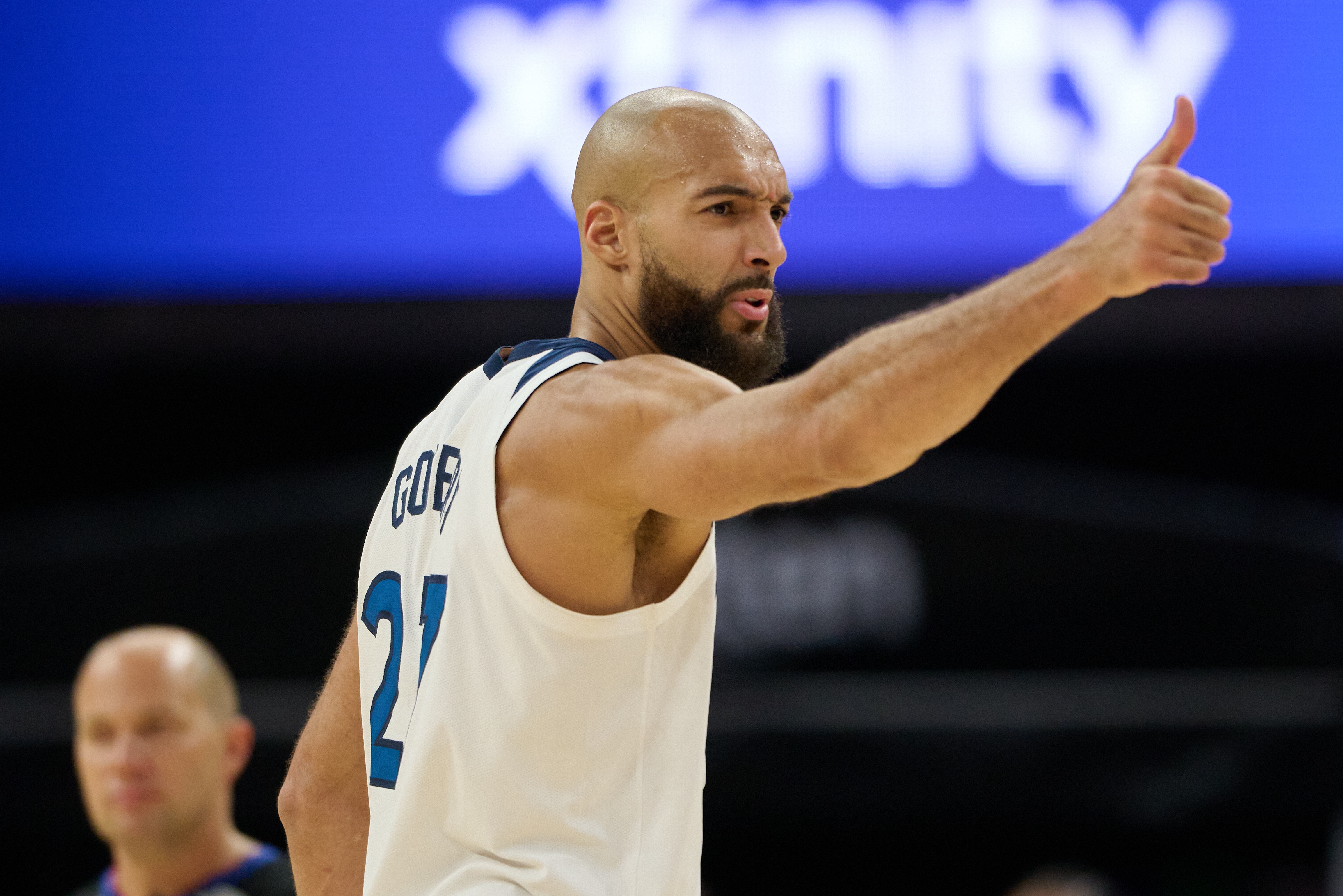 戈贝尔半场5中0零分 狂揽11篮板护筐定调