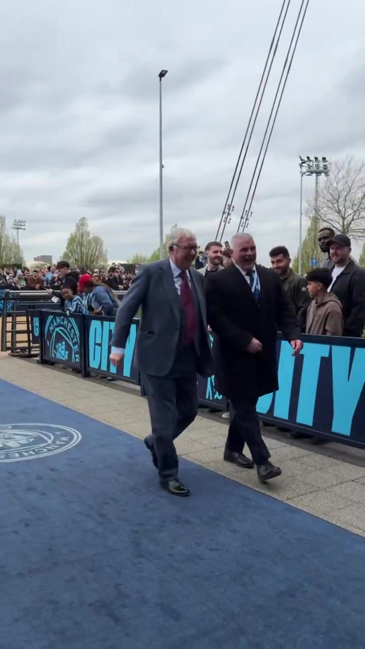 弗格森现身阿提哈德观战曼城利物浦