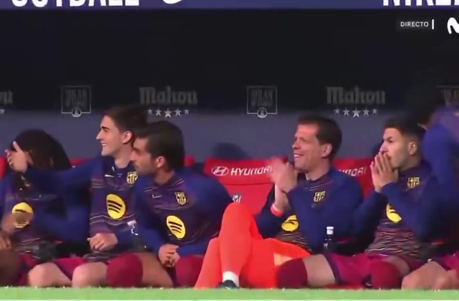 冈萨雷斯手球染黄引巴萨替补席哄笑 半场补时铲人直红离场