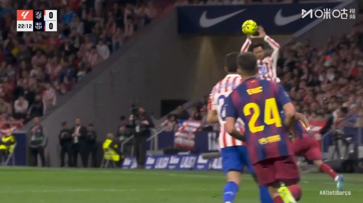 冈萨雷斯手球染黄引巴萨替补席哄笑 半场补时铲人直红离场