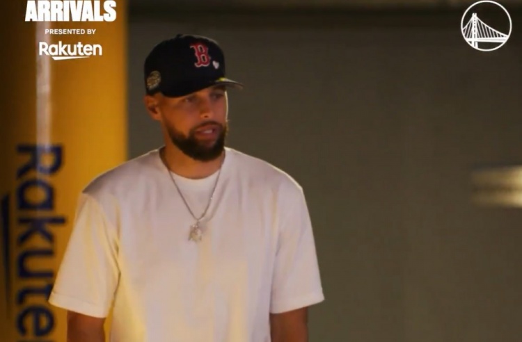 库里伤愈复出迎战火箭 赛前入场神情严肃