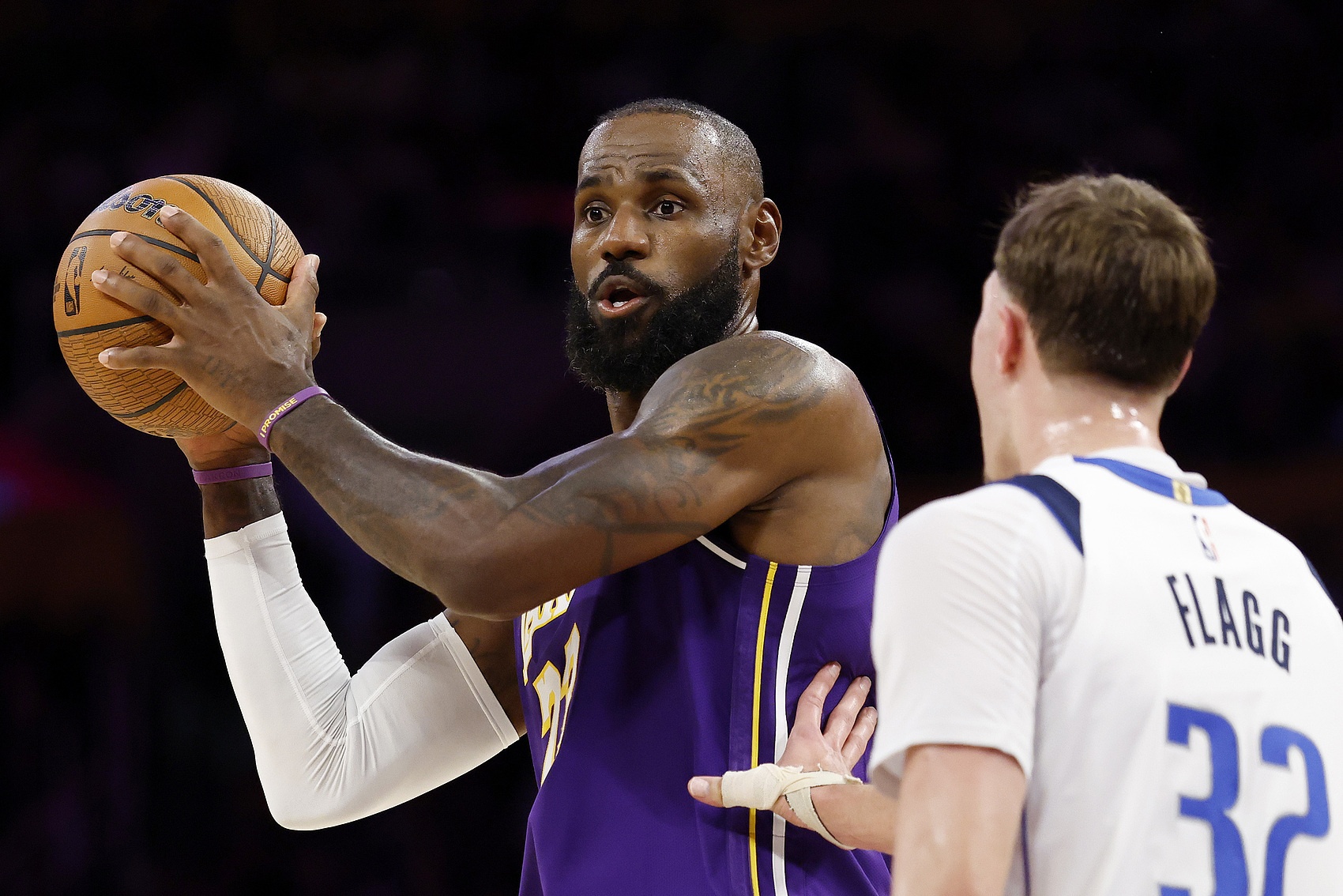 弗拉格背靠背45+力压詹姆斯准三双 独行侠主场击退湖人