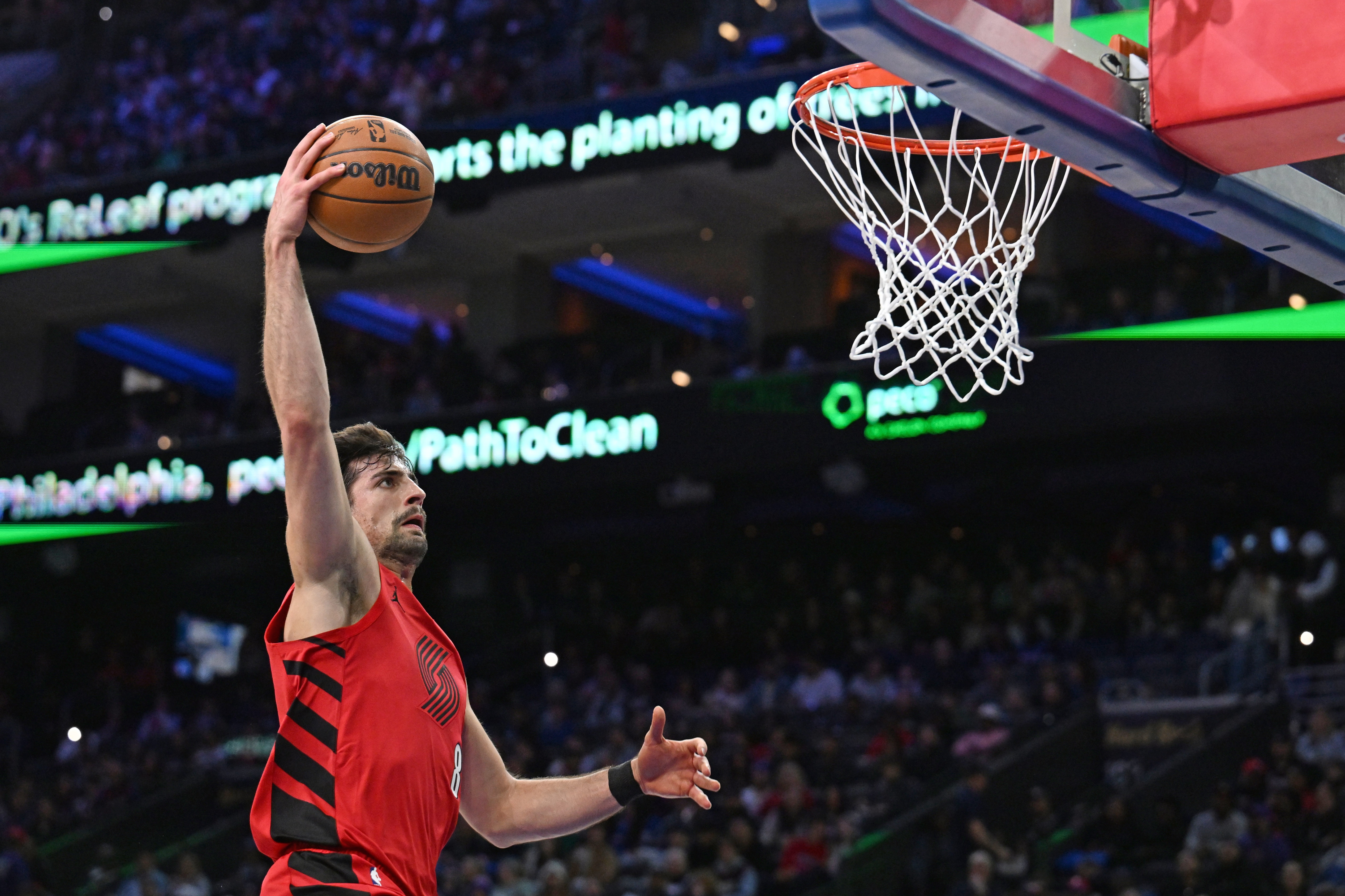 阿夫迪亚半场6中1取10分 罚球8中8撑起进攻