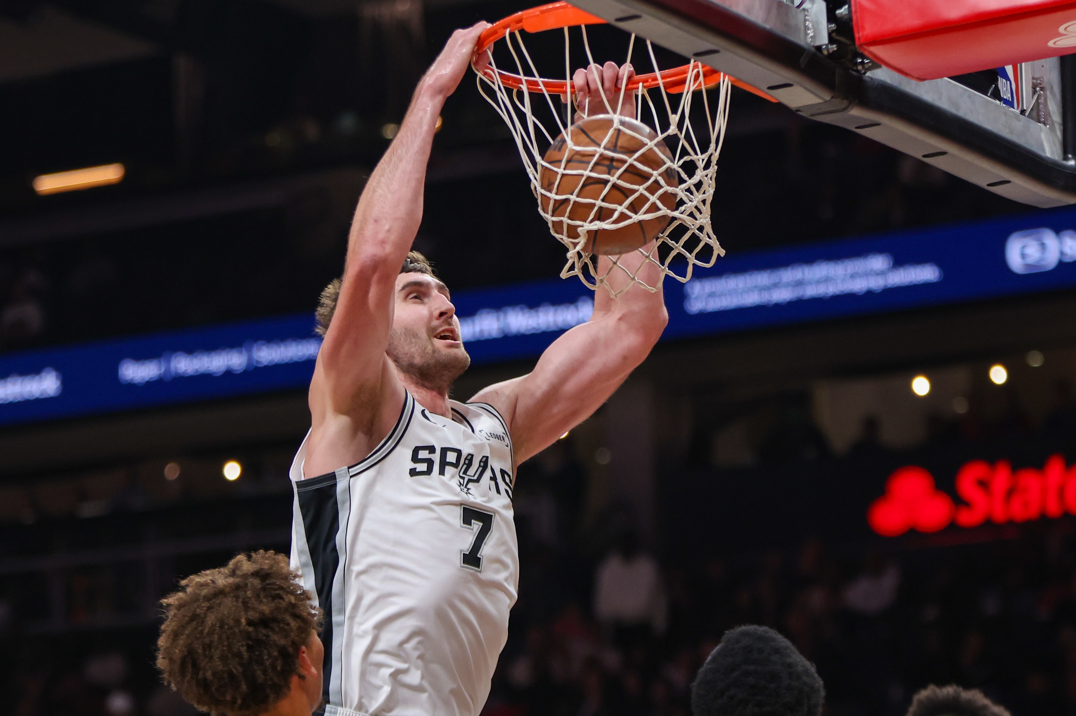 马刺下半场变阵收奇效 科内特10分稳军心 文班伤退