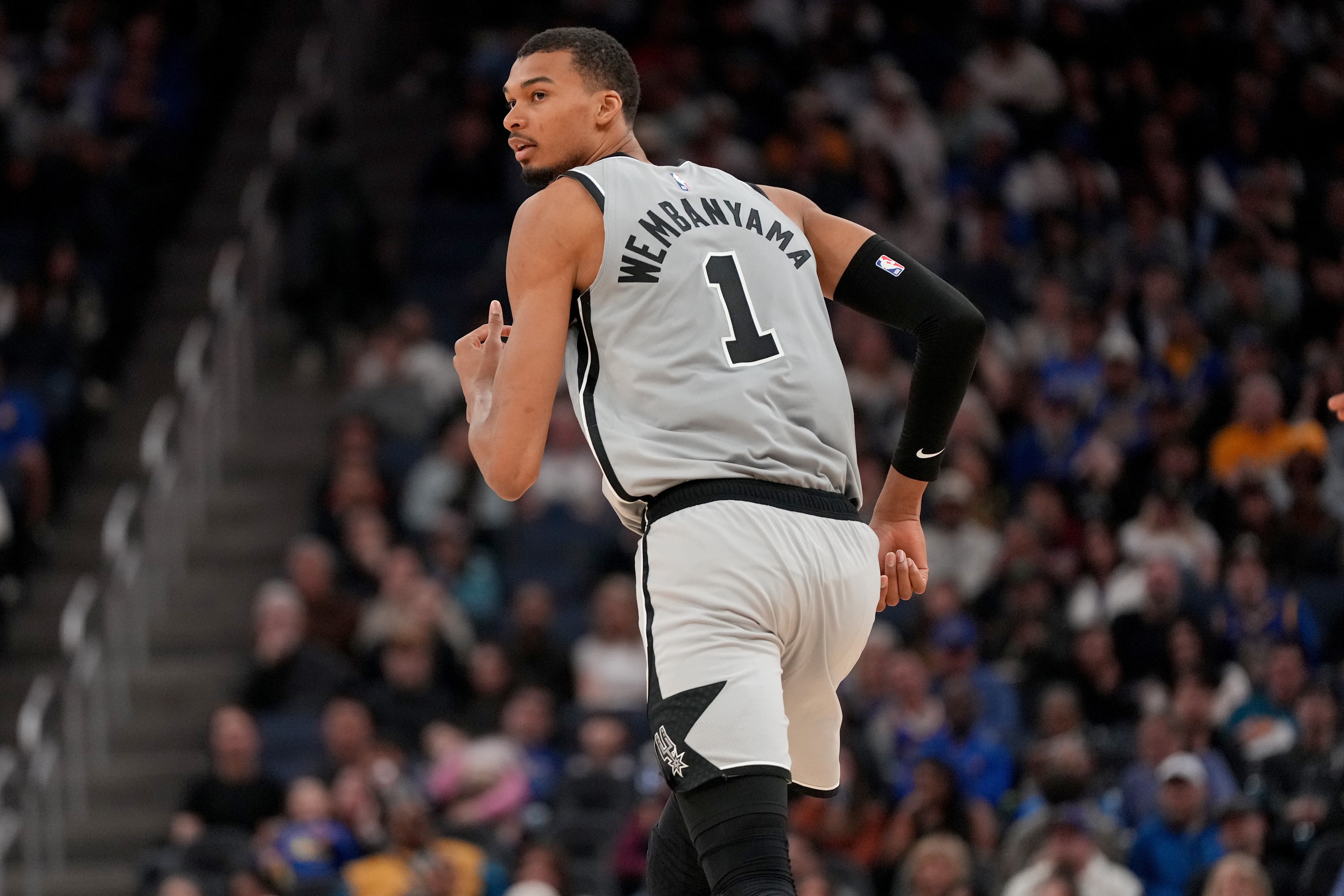 文班亚马肋骨X光阴性无结构性损伤 马刺预计伤势不重 文班亚马肋骨X光阴性无结构性损伤 马刺预计伤势不重