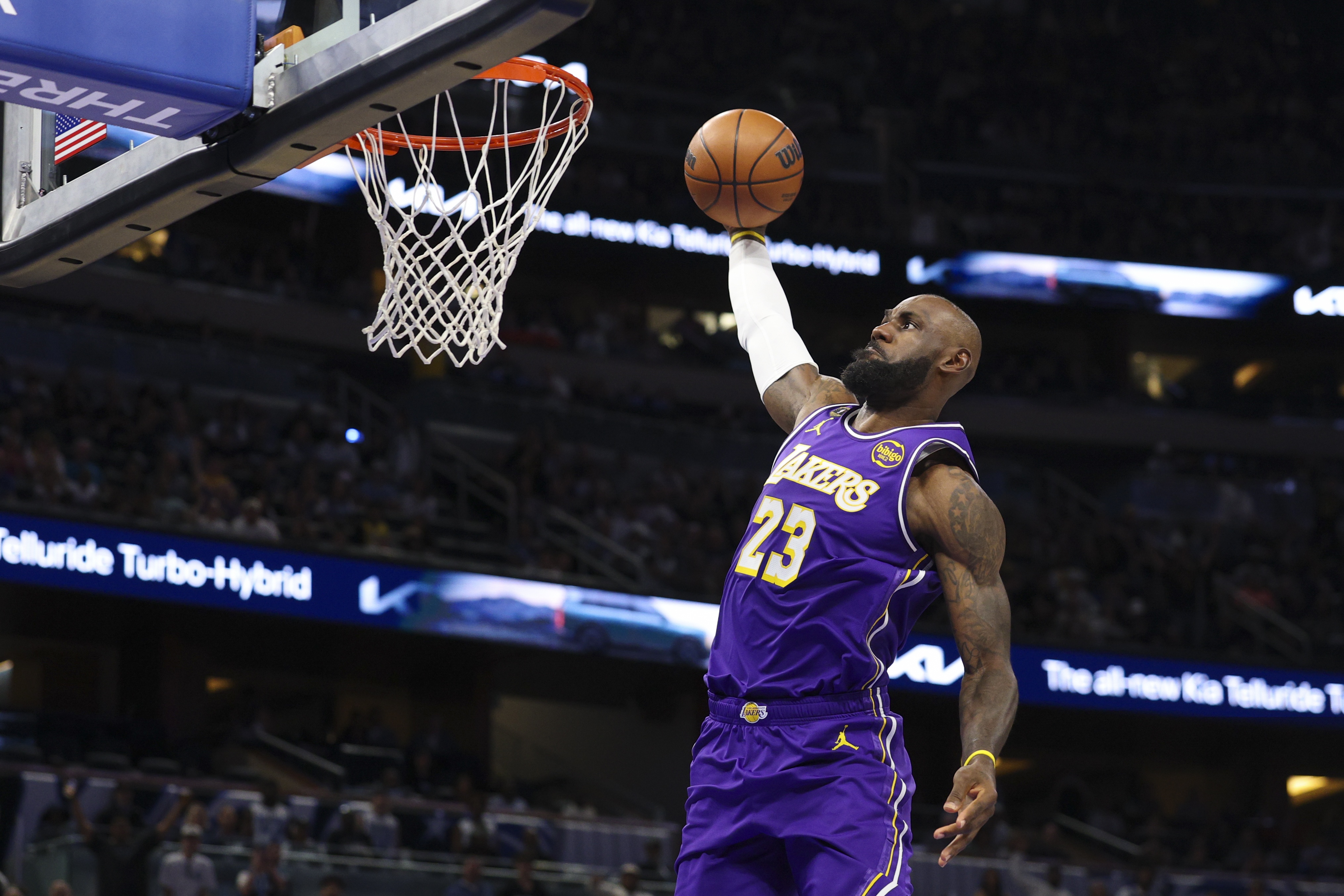 詹姆斯因左脚管理缺席战雷霆 记者称湖人主动选择轮休