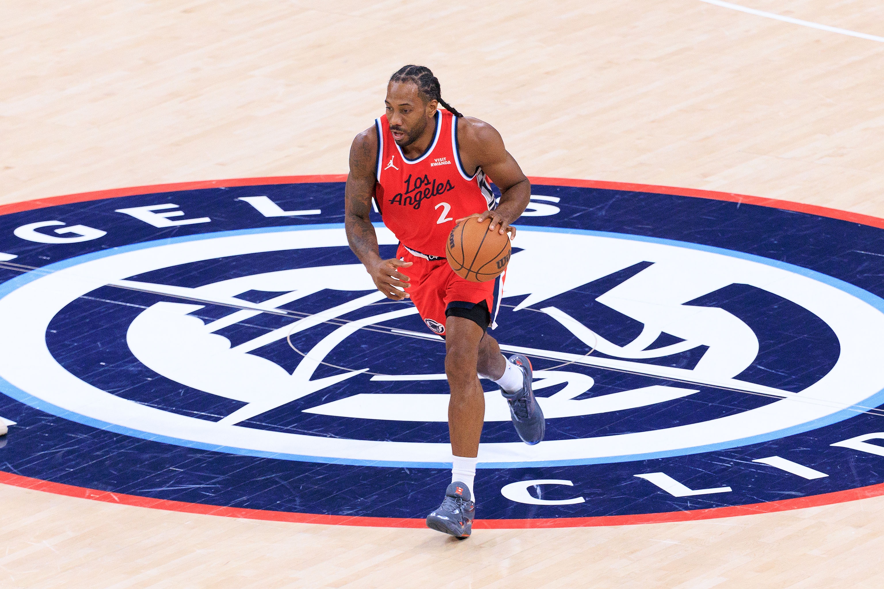 伦纳德18中8取20分难救主 快船三节崩盘负雷霆 伦纳德18中8取20分难救主 快船三节崩盘负雷霆