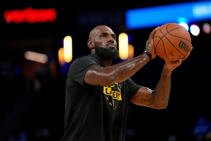 詹姆斯两战场均28+8+13扛起残阵湖人