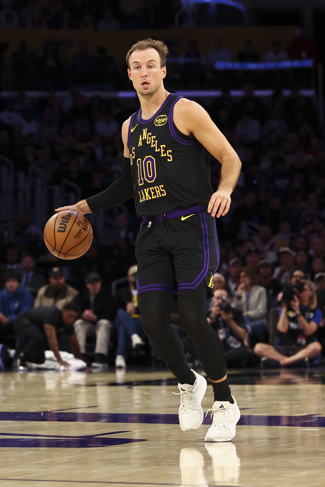 肯纳德高效贡献19分3抢断 湖人主场大胜太阳