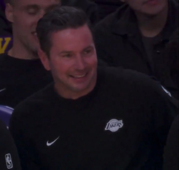 雷迪克赛前罕见展露笑容 湖人收官战心态轻松