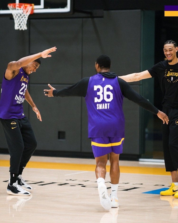 湖人备战火箭G2 官推发布训练图集