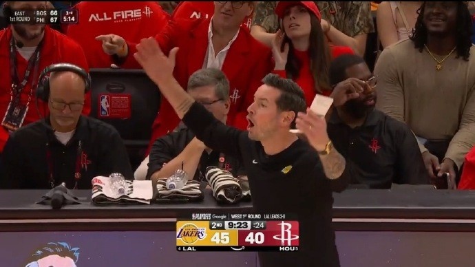 雷迪克爆粗怒斥申京：他每次罚球都提前进线