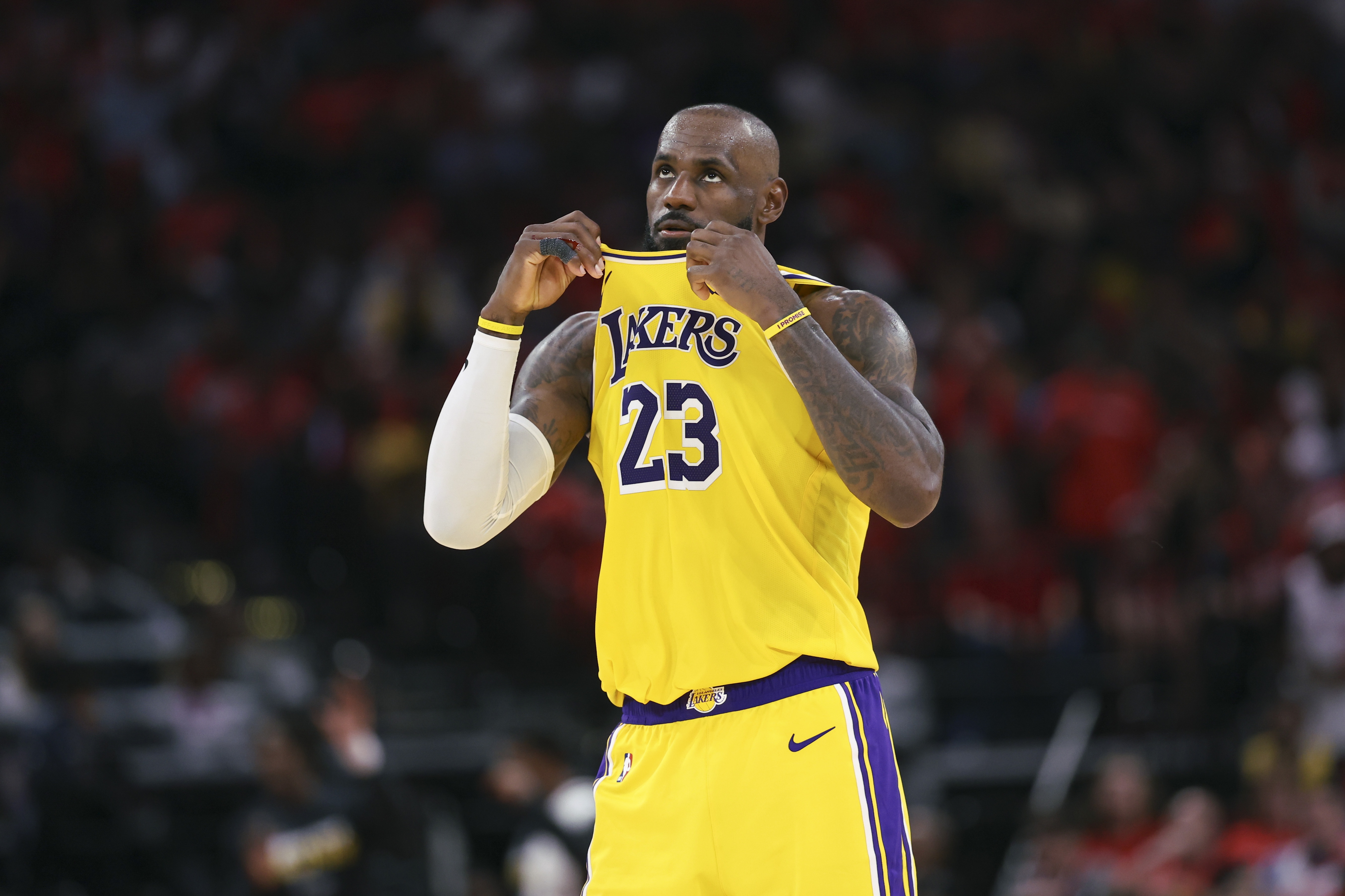 詹姆斯41岁115天再刷纪录，湖人加时擒火箭夺赛点