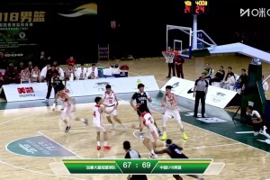 [杨易轩暴扣]这球扣得霸气啊！杨易轩快下反击，接队友助攻上演抡臂暴扣！