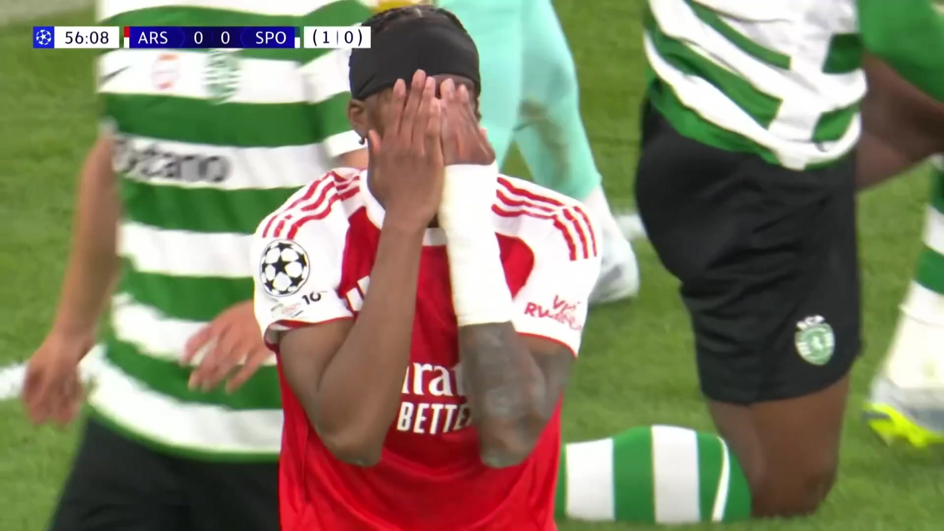 马杜埃凯内切杀入禁区爆射击中边网！场边阿尔特塔抱头遗憾！