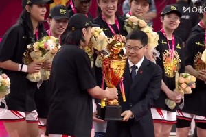 [四川女篮捧杯]四年三冠！赛后颁奖仪式，四川女篮全队捧起总冠军奖杯！