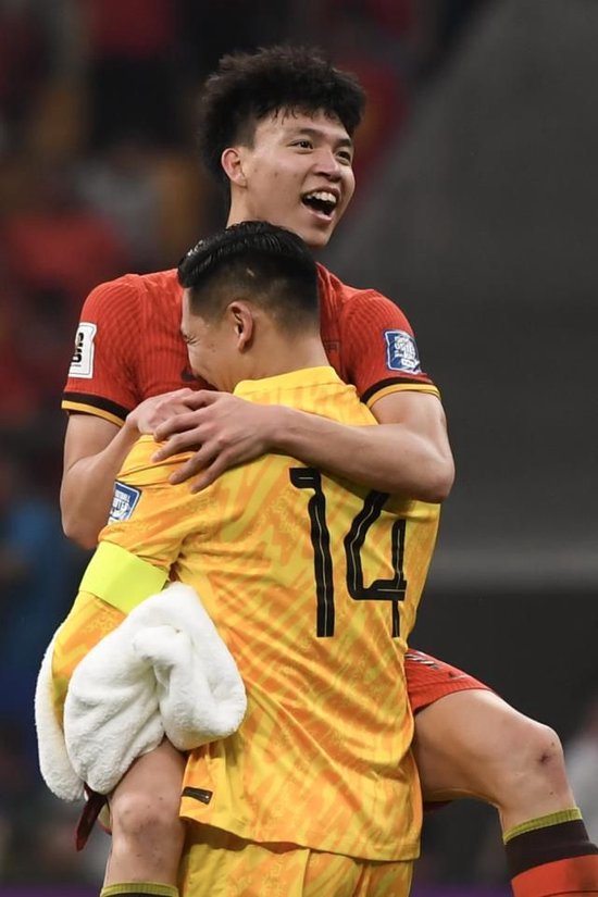 国足1-0巴林积9分小组第五收官 王钰栋点球破门难掩阵容断层危机