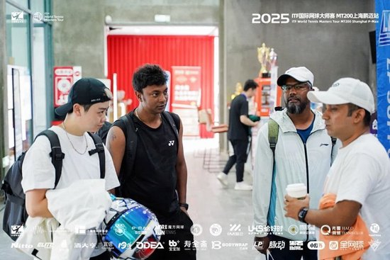 斯卢茨基ITF网球大师赛首轮出局 申花球迷场边高喊：申花是冠军