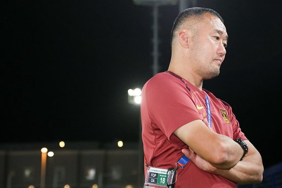 上村健一:队员在对方阵型完整时盲目长传 6人争一点球